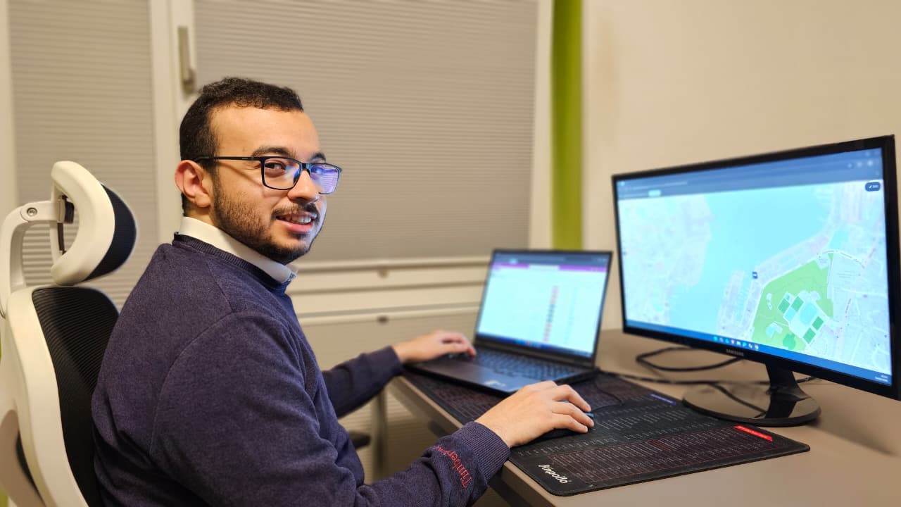 Hossameldin Hasanen arbejder på en database